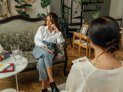 Gehumeurde vrouw op stoel